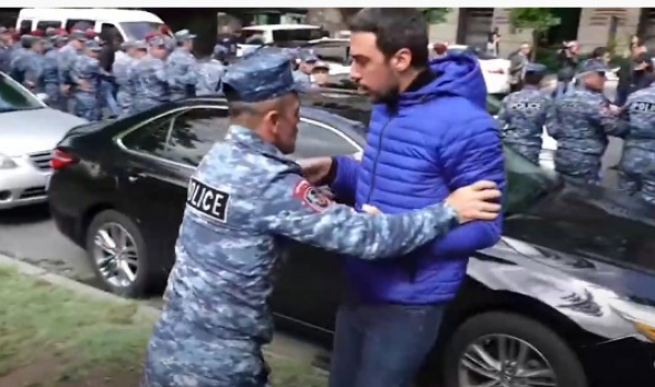 Неуважительное отношение полицейского к депутату (видео)